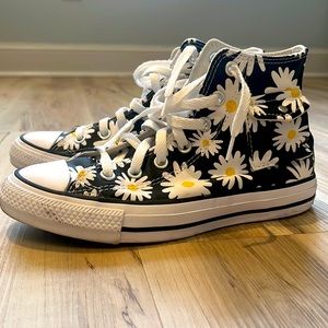 Excellent condition Converse AllStars with Daisies!